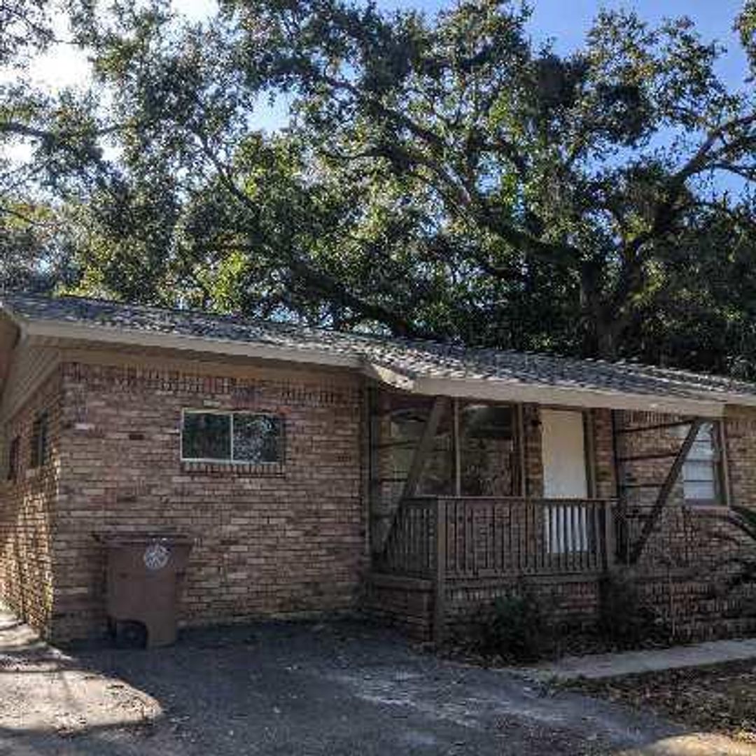 Mobile House: 5323 Forest Park Drive