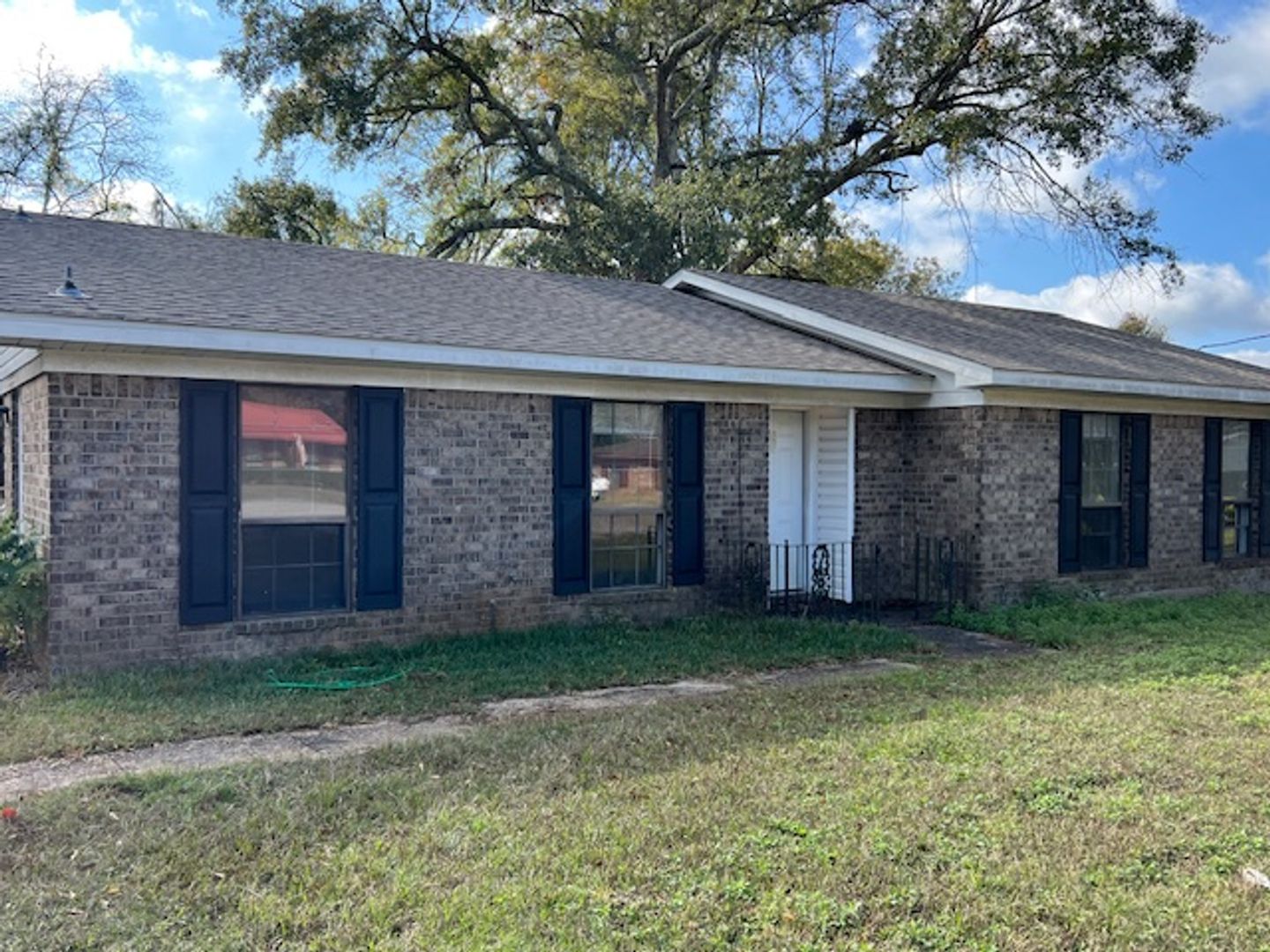 Mobile House: 5063 Camelot Dr