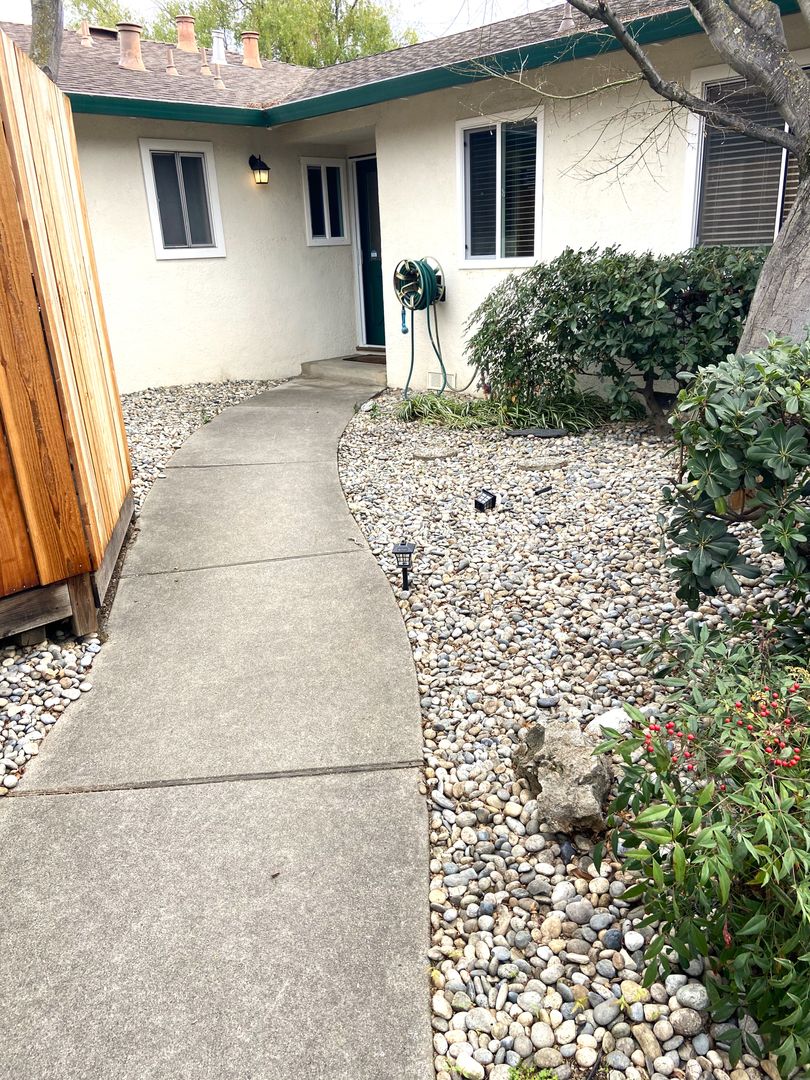 Mountain View House: 1409 Village Court