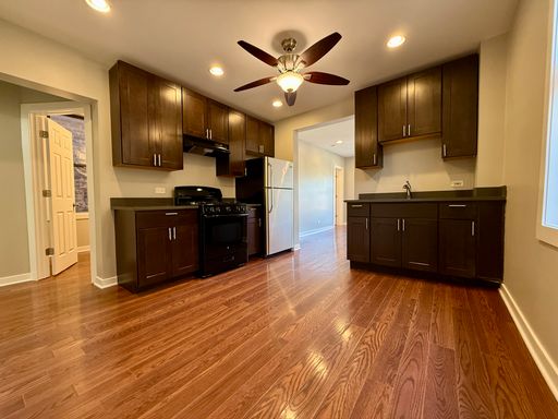 Stunning 2 Bed 1 bath Blocks from Sox Stadium – photo 1