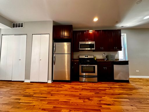 Massive 2 Bed in Bridgeport – photo 1