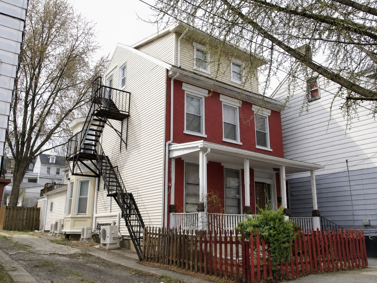 Easton Apartment: 1020 Ferry Street