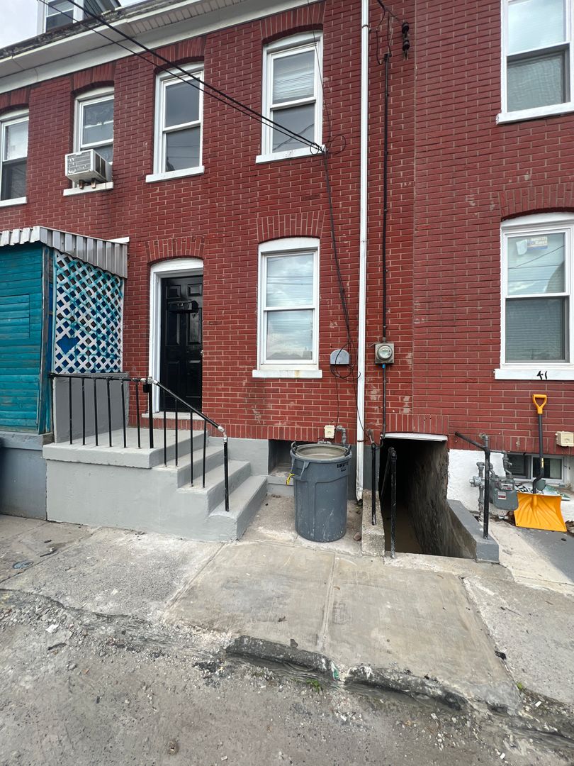 Easton House: 43 S Warren Street