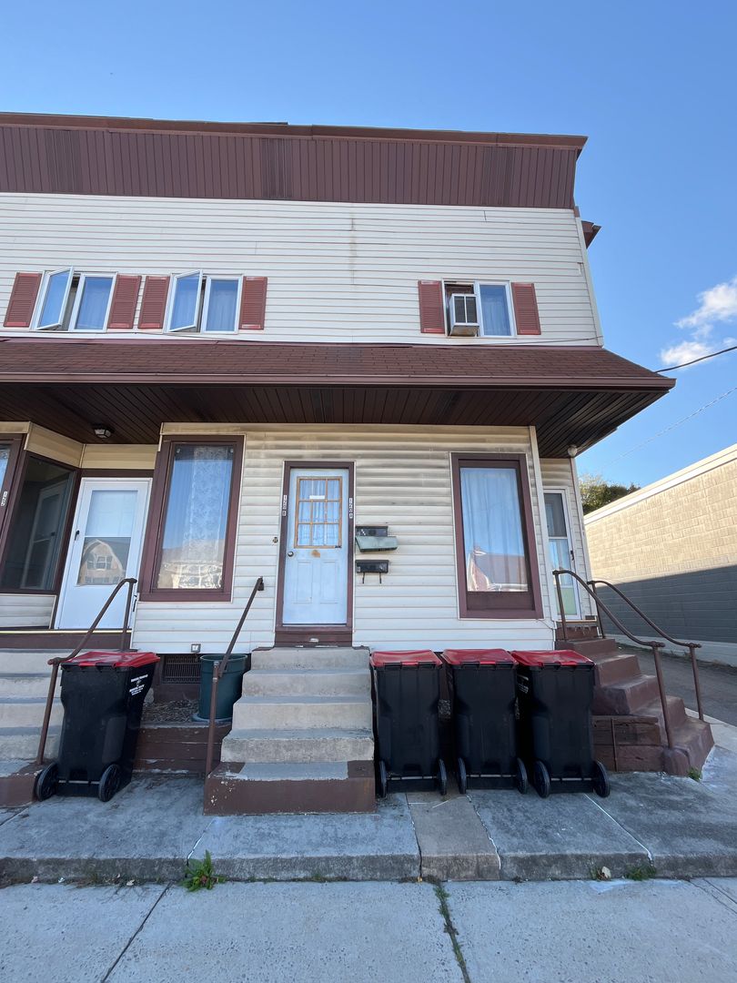 Lehighton Apartment: 120-122 S 2nd Street