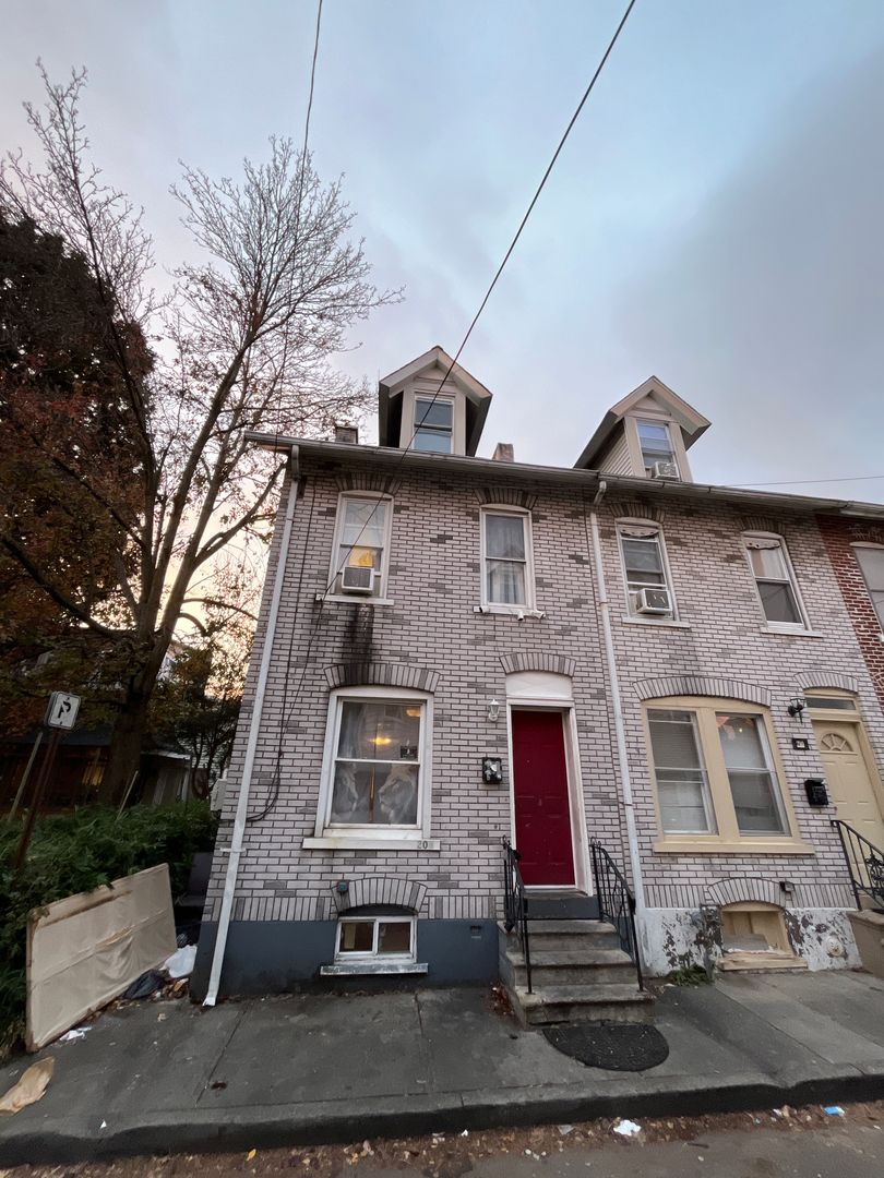 Allentown House: 208 N Poplar Street