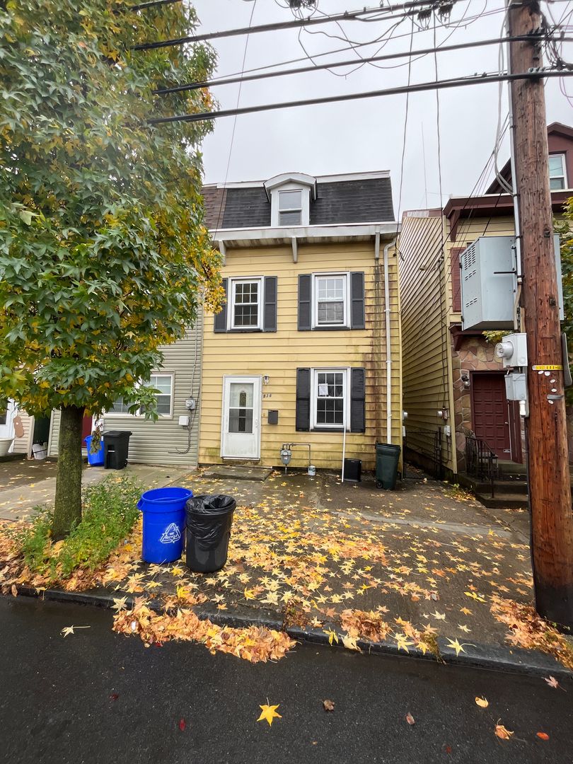 Easton House: 934 Butler Street