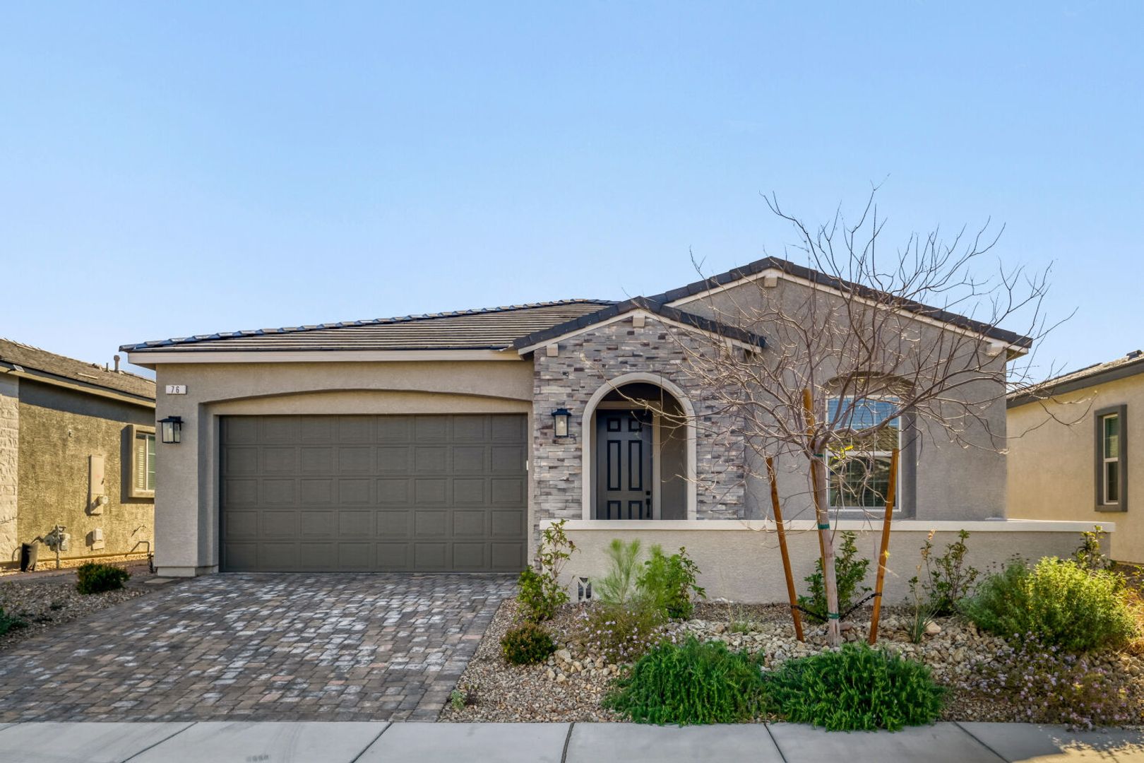 Henderson House: 76 Tatahatso Point Street