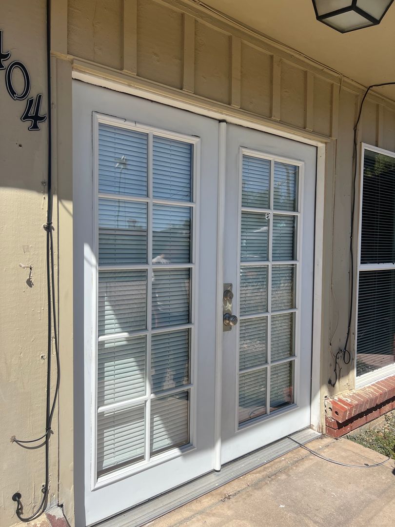 Fountain Apartment: 404 Sunny Lane