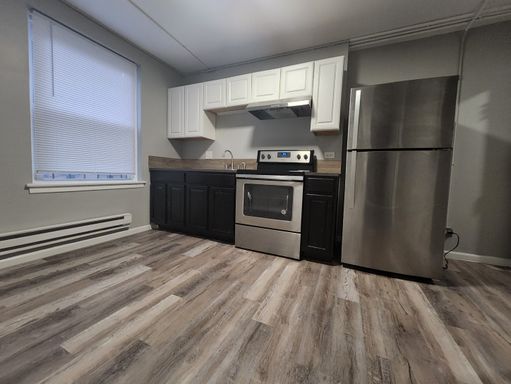 Stunning 1 Bedroom Apartment in Laundry, Parking, Elevator Building!!! No security deposit!!! Prime location - Rent Now!!! – photo 1