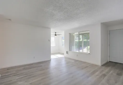 ✨ AVAILABLE SOON - Maywood Terrace - Minutes from Rocky Butte Natural Area - Off Street Parking - Onsite Laundry – photo 1