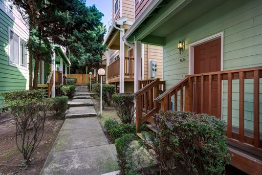 Beautiful 3 Bedroom 2 1/2 Bath, Washer and Dryer In-Unit & Air Conditioning – photo 1