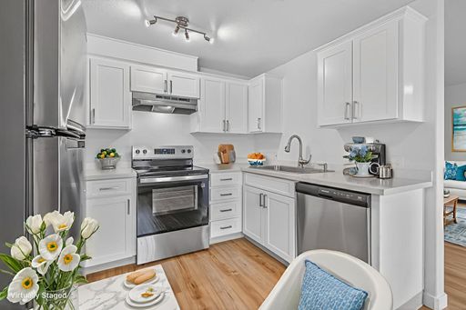 Davis Street Apartments** Special offer! New year, new home! Davis Street Apartments gives you a warm welcome with $1,000.00 off your first month rent: Don`t Miss This Deal!