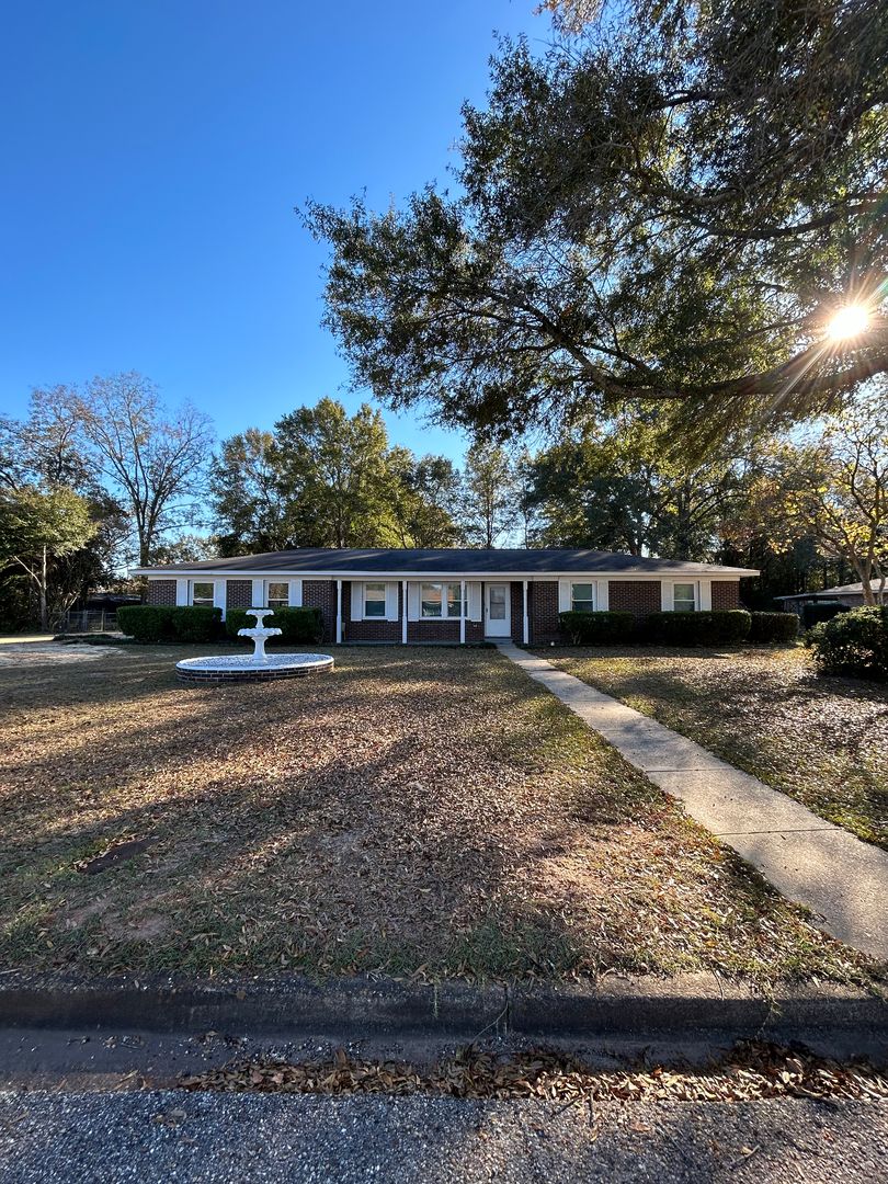 Enterprise House: 103 W Emerald Dr