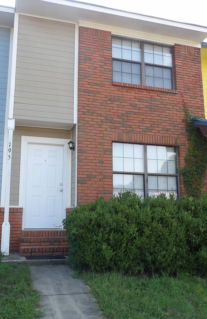 Daleville House: 195 Lakeview Dr