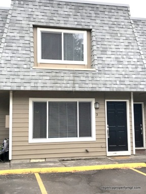 Remodeled Townhouse on Private drive. Close to Max & freeways. – photo 1