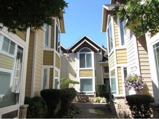 Gresham Apartment: NE Roberts Ave