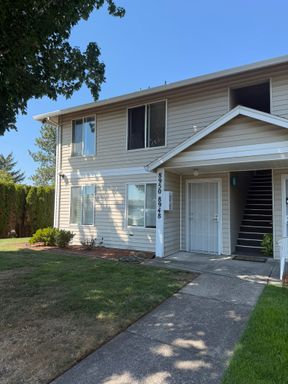 Remodeled lower level Unit next to Johnson Creek Fred Meyer – photo 1