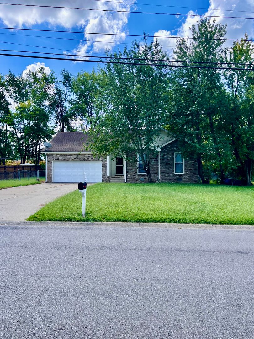 Clarksville House: 3200 S Senseney Cir