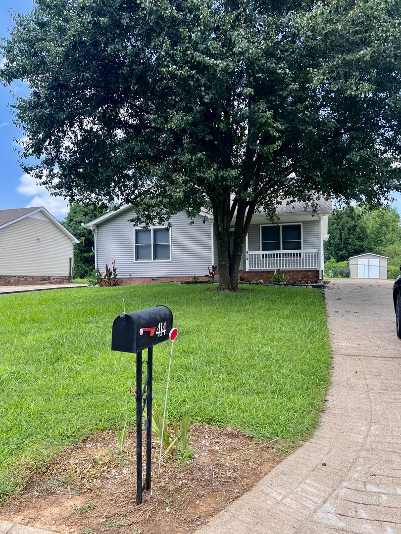 Clarksville House: 414 Woodale Drive