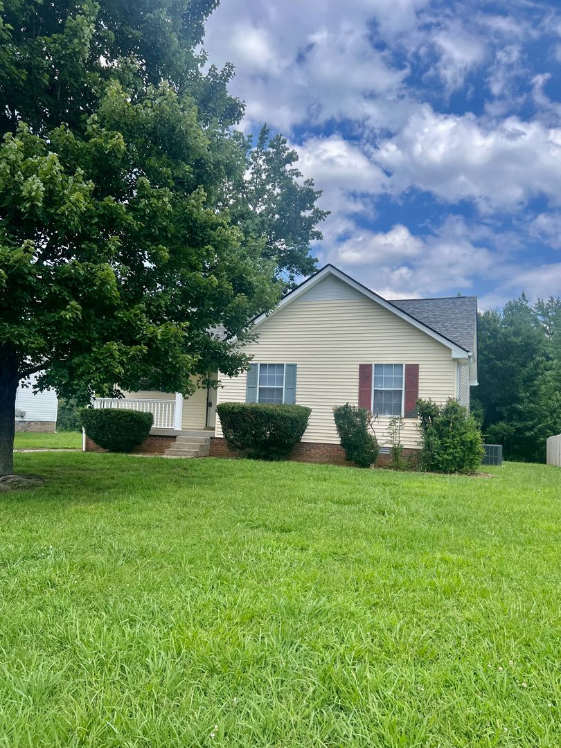 Clarksville House: 407 Donna Drive