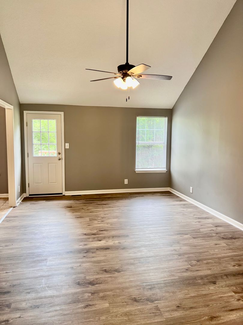 407 Donna Dr 2 of 12