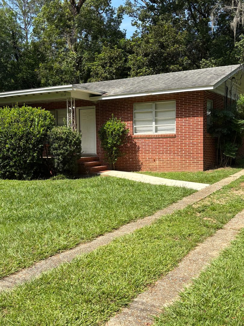 Tallahassee Apartment: 1912 Nanette Dr