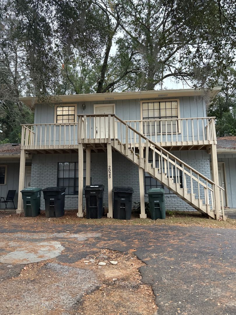 Tallahassee Apartment: 2025 Watson Way