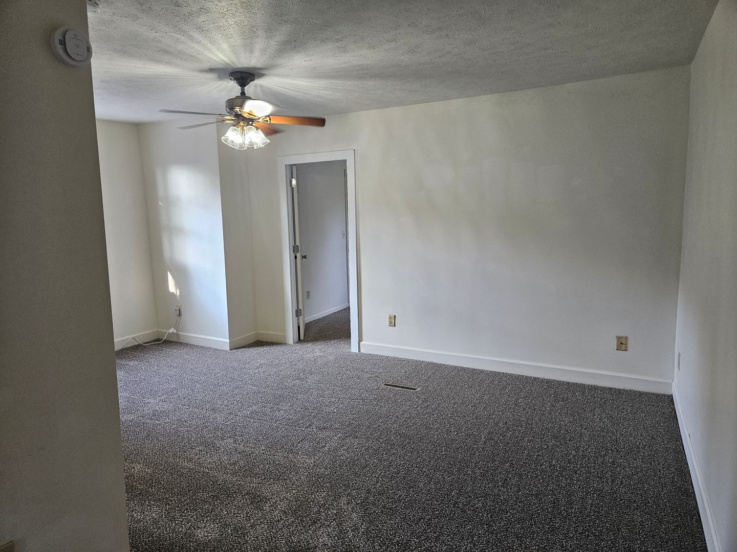 1205 N Roosevelt Ave Upper, Bloomington, IL 61701