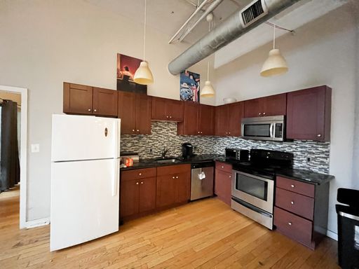 3 Bed 2 Bath Loft Apartment with Private Balcony – photo 1
