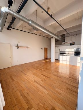 Top Floor Modern 2-Bedroom Loft with Center City Views – photo 1