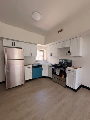 2 Bedroom Apartment –Large and great value Prime Temple Location! – photo 1