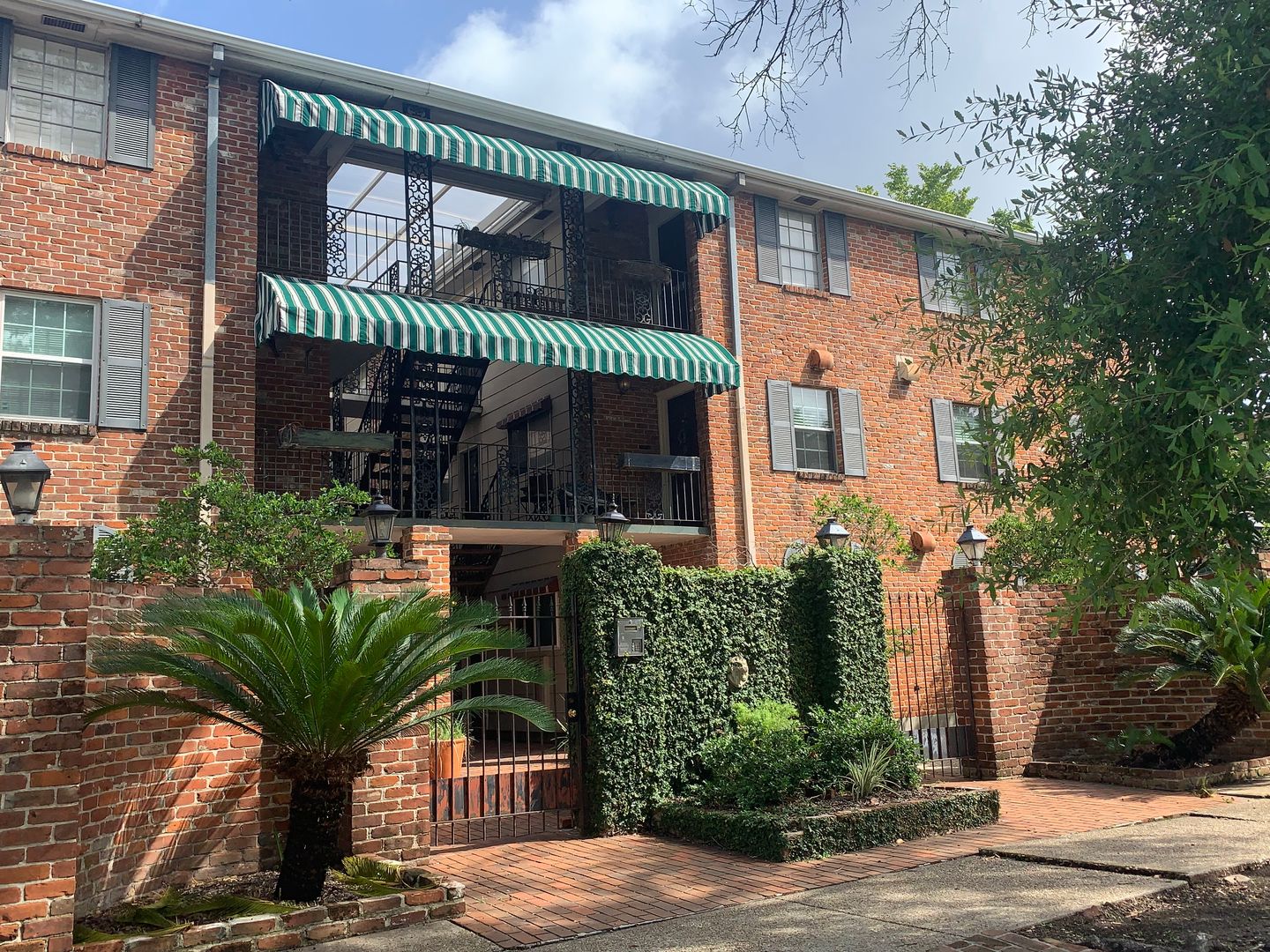 New Orleans Apartment: 2855 St. Charles Ave.