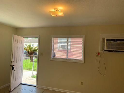 Spacious First Floor 2 Bedroom with RENT SPECIAL – photo 1