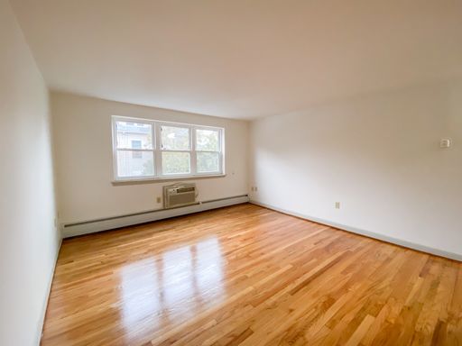 One Bedroom Unit on Hartford South End, Fresh Hardwood Floors – photo 1