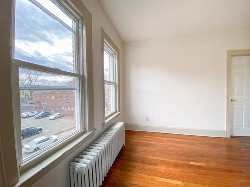 Two Bedroom Apartment With Beautiful Hardwood Floors – photo 1
