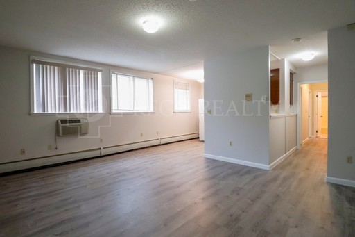 Beautiful Renovated Two Bedroom apartment – photo 1