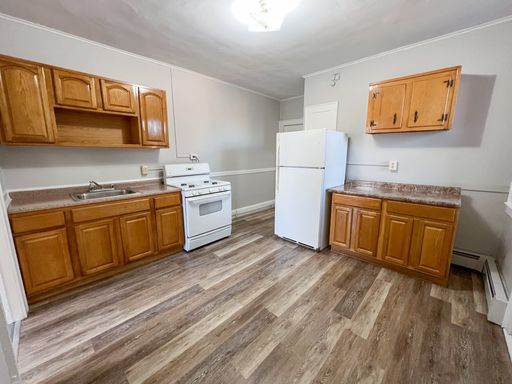 One Bedroom Apartment with Private Porch in North End of Hartford – photo 1
