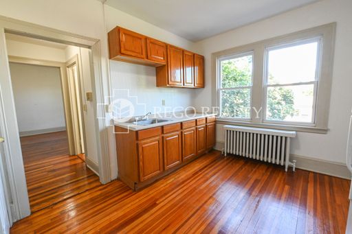 Newly Renovated One Bedroom Apartment With Hardwood Floors – photo 1