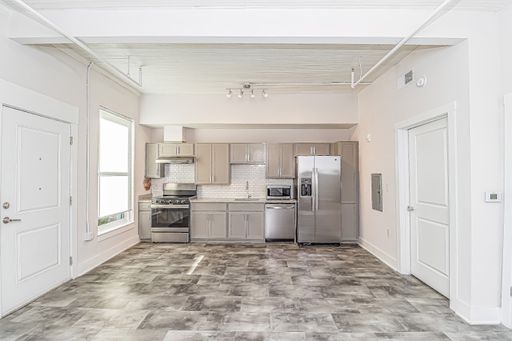 1 bedroom with courtyard patio – photo 1