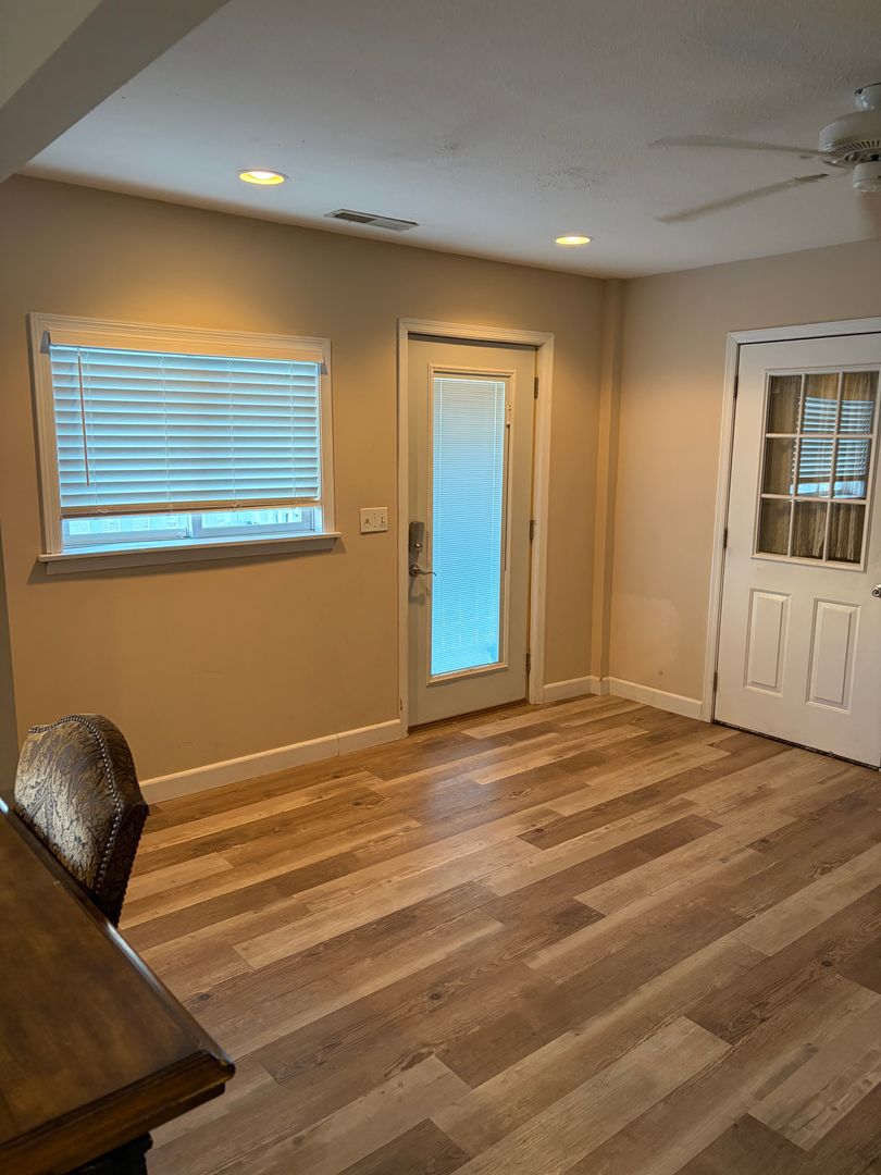 Monticello Apartment: 1752 N Market St