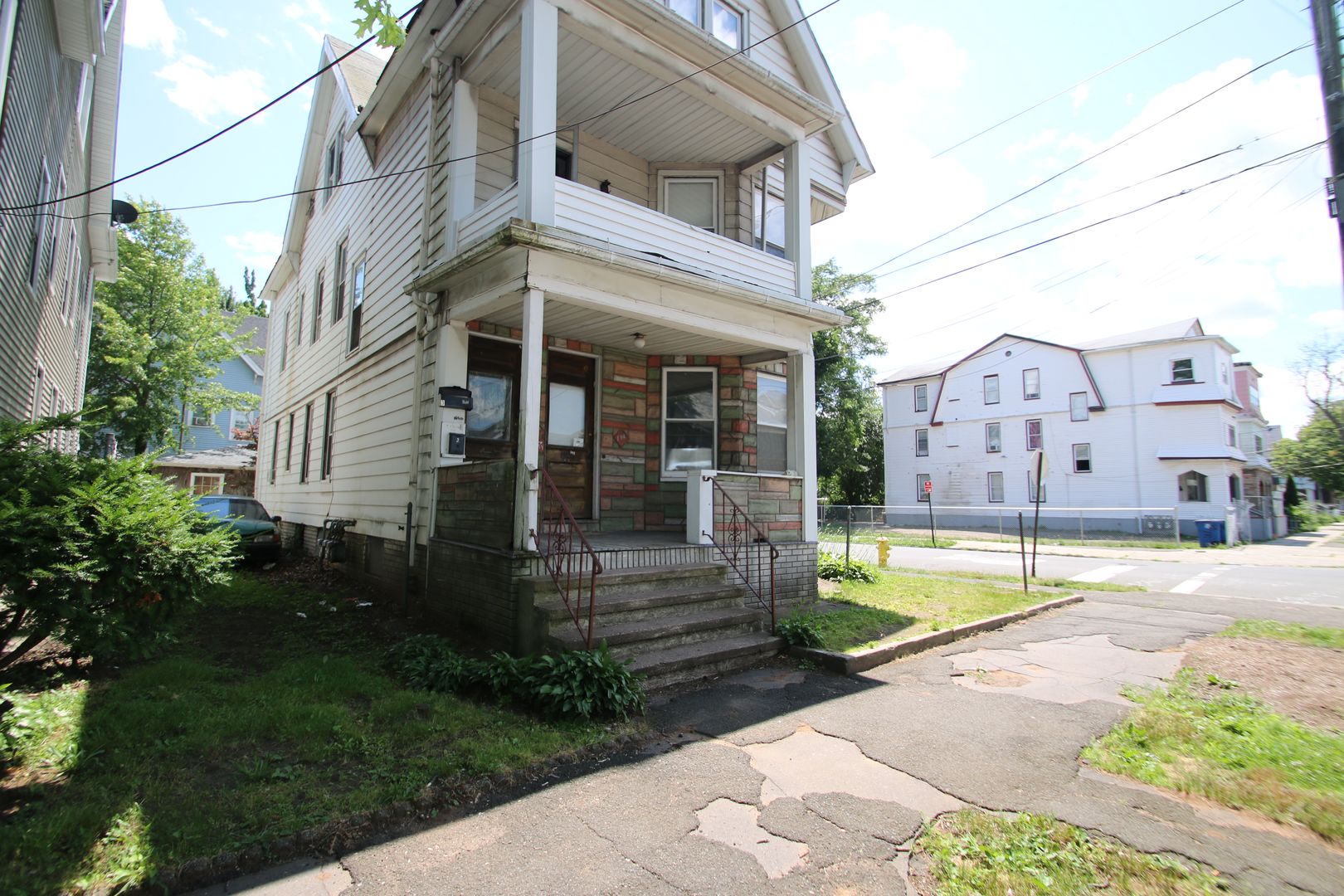 New Haven Apartment: 192 Chatham, 3rd Fl