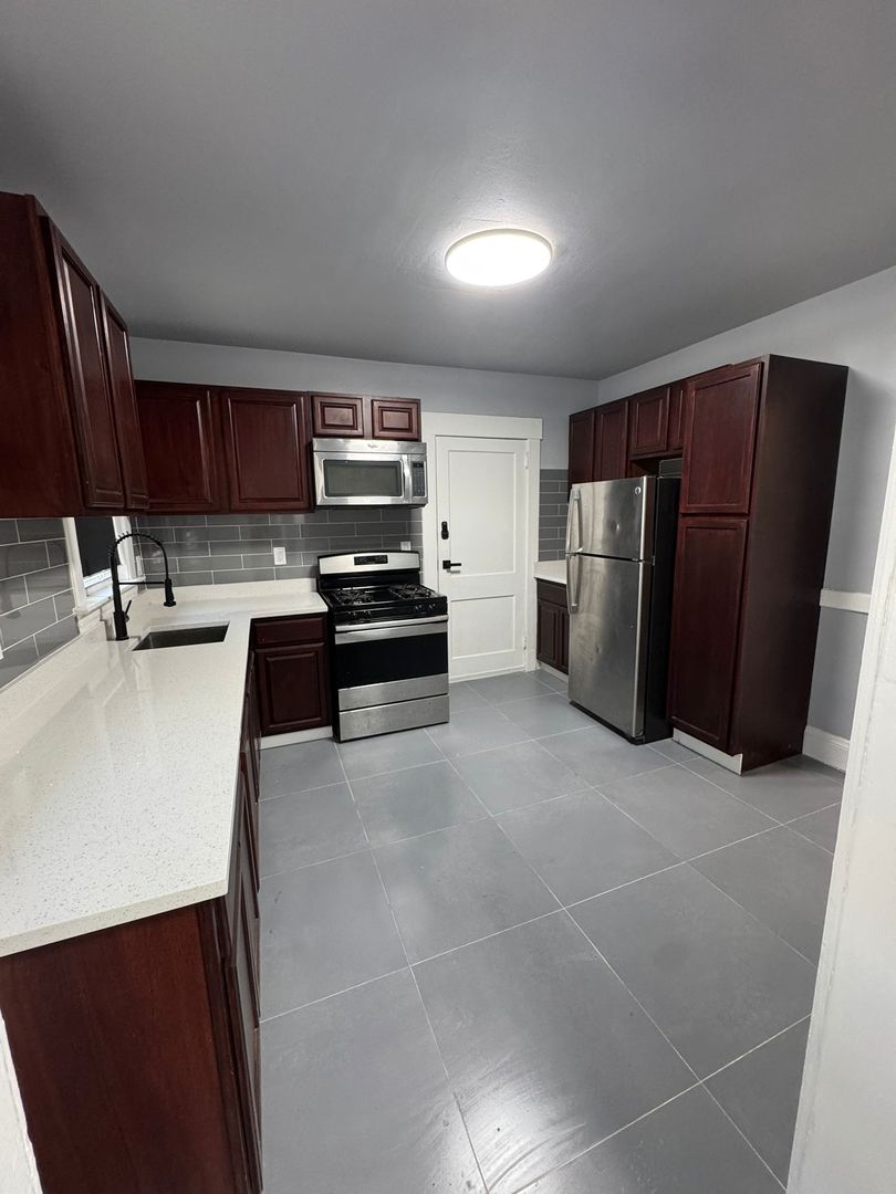 New Haven Apartment: 8 Harding