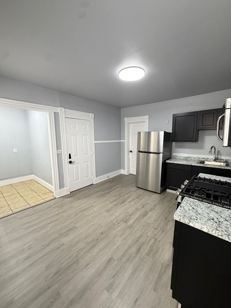 New Haven Apartment: 52 Farren Ave.