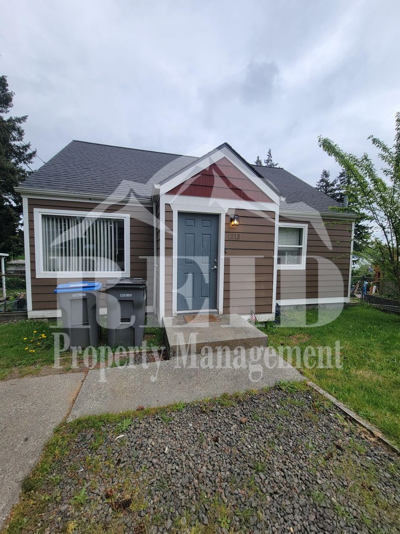 Bremerton House: 1212 Evans Avenue W