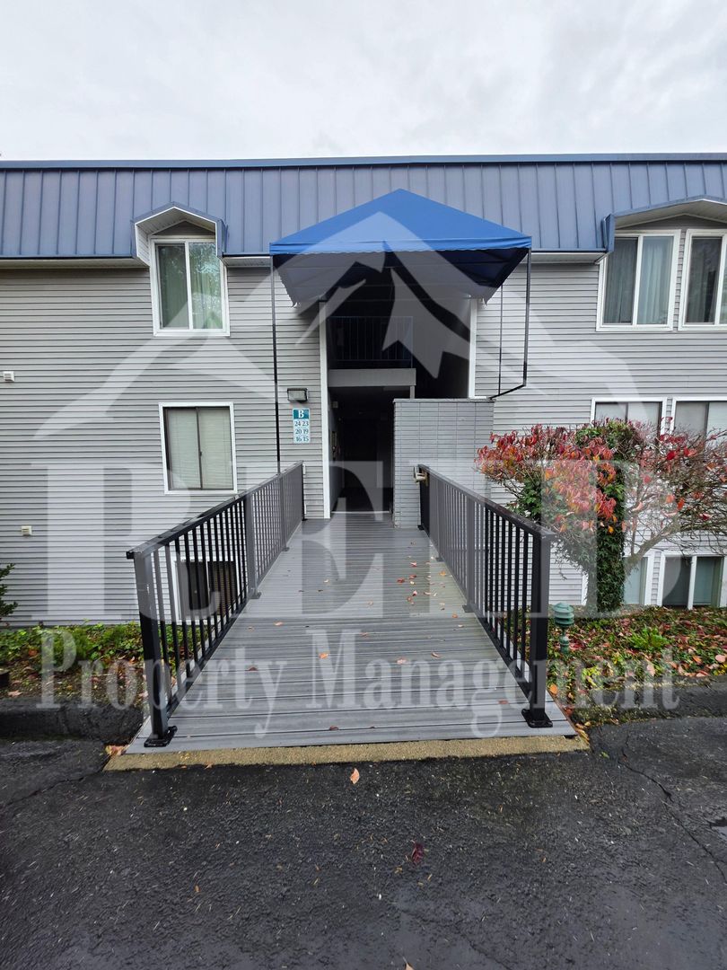 Bremerton House: 924 Shorewood Dr B-16