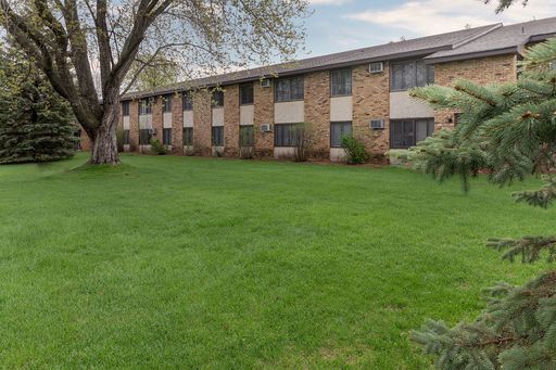 Updated 2br/1ba Apartment in Anoka