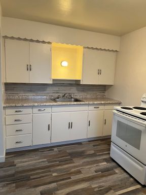 Beautifully Remodeled 1 Bedroom Available – photo 1
