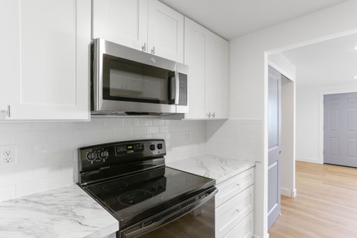 Newly Renovated Studio Available Now! Move In Special Offering 1st Month Move in Credit! – photo 1