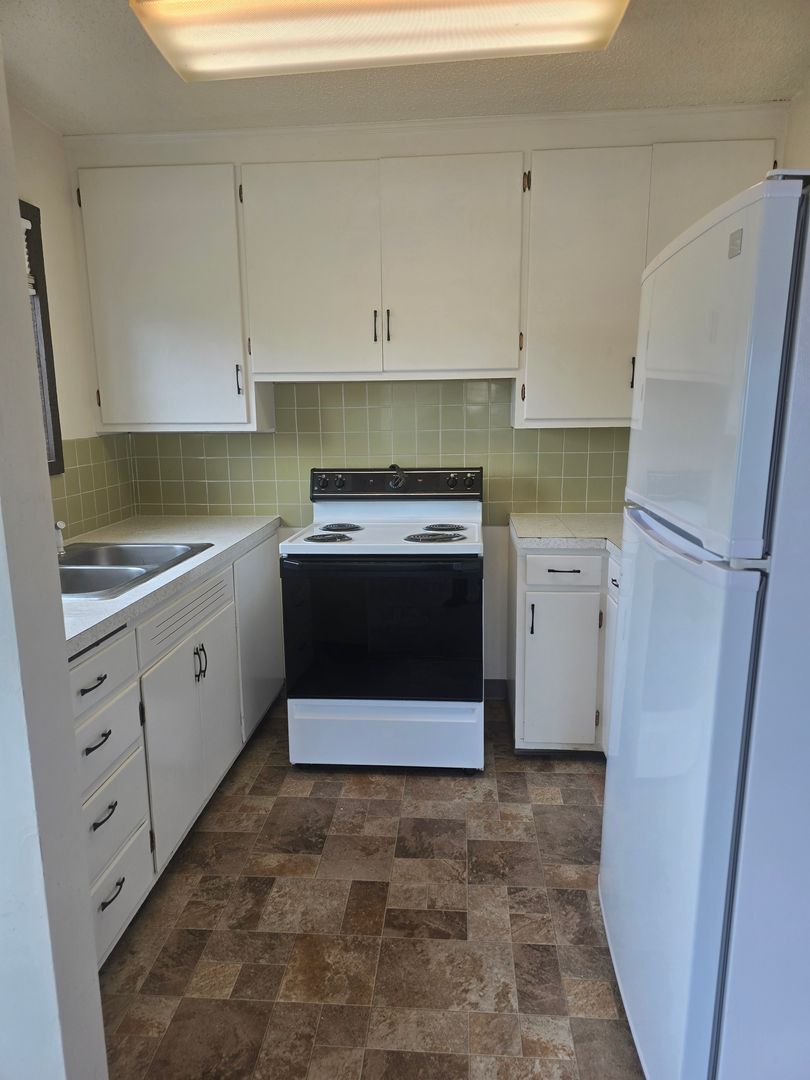 2 Bedroom Duplex Apartment - $300 move in credit Available! 9 of 12