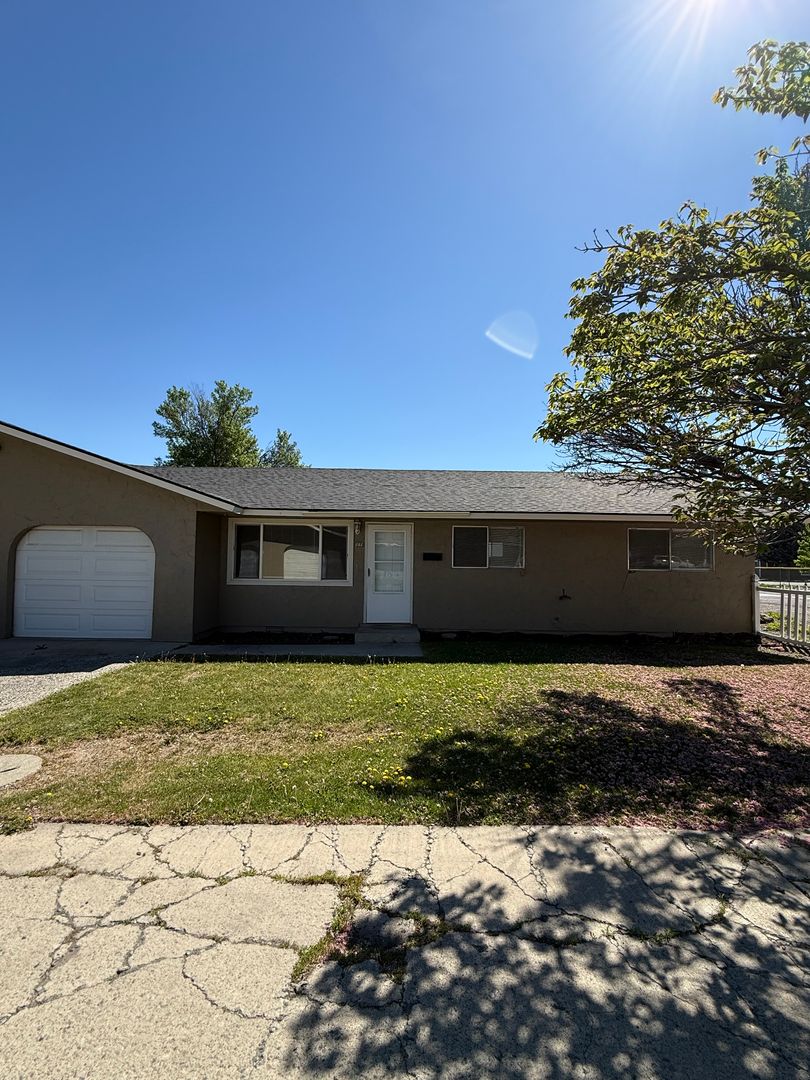 Selah Apartment: 141-143 E Home Ave